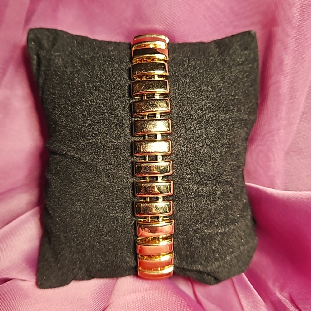 Gold Tone Clasp Braclet